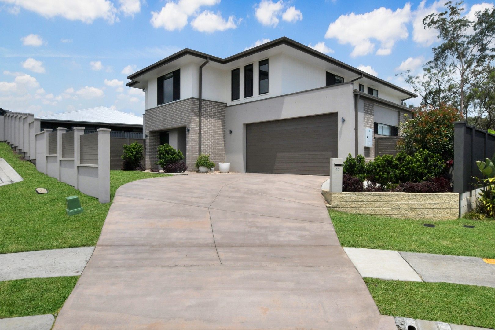5 bedrooms House in 17 Sandpiper Place SPRINGFIELD QLD, 4300