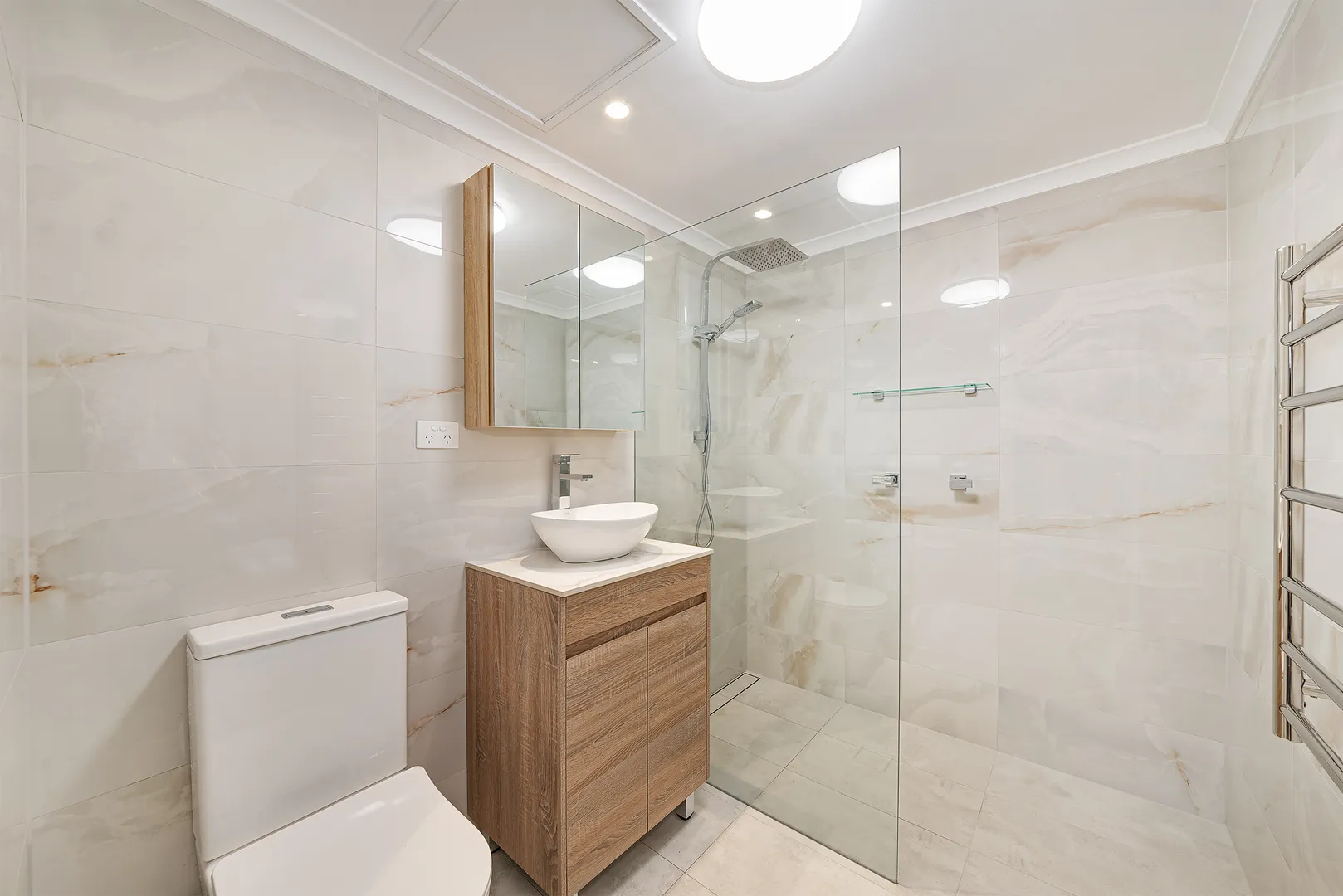 Large One Bedroom Apartment in Secure Complex - View 2