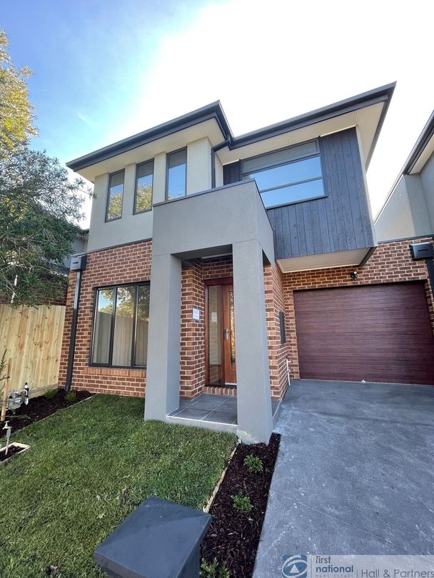 3 bedrooms Townhouse in 2/10 Betula Street DOVETON VIC, 3177