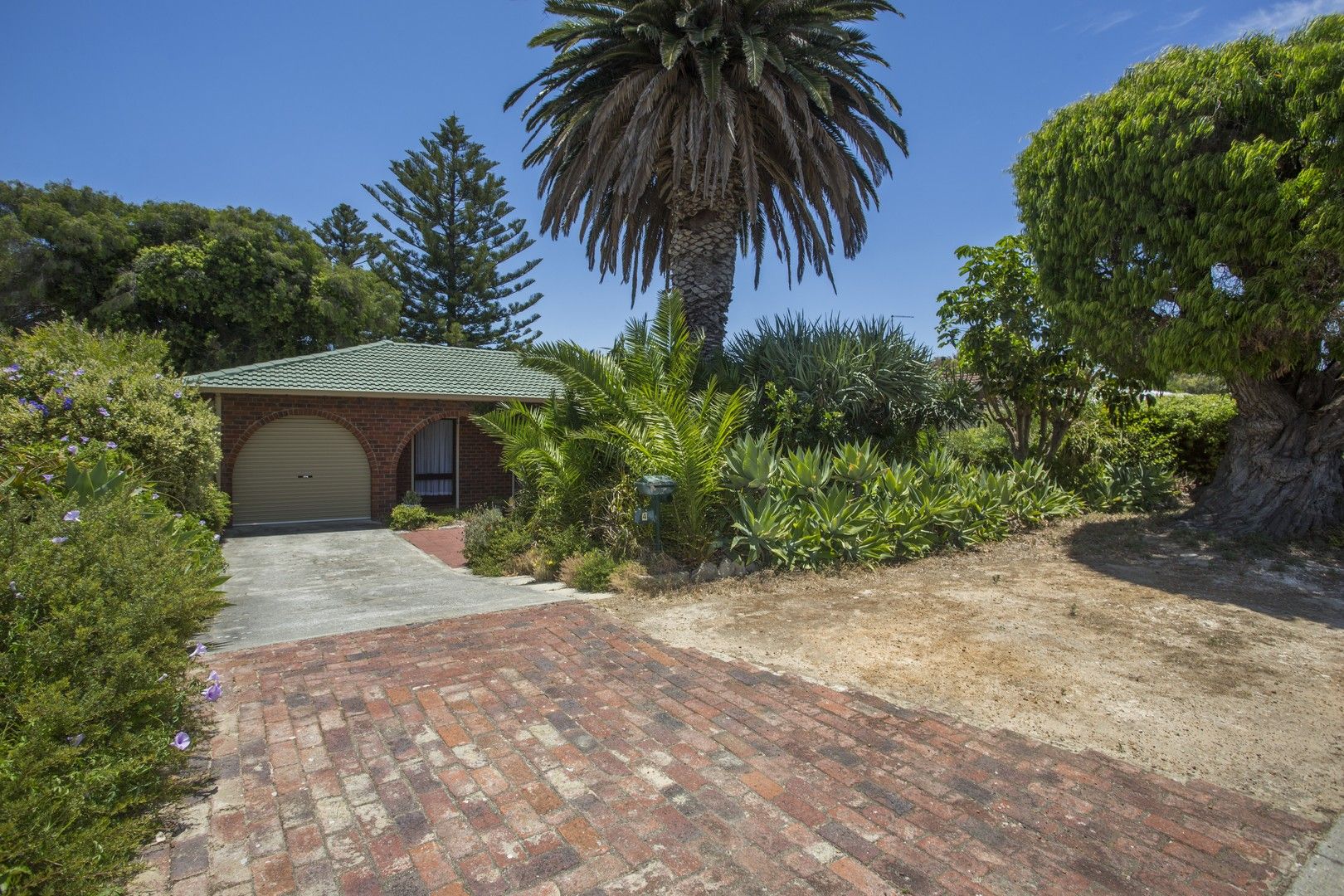 4 bedrooms House in 4 Clipper Place YANCHEP WA, 6035