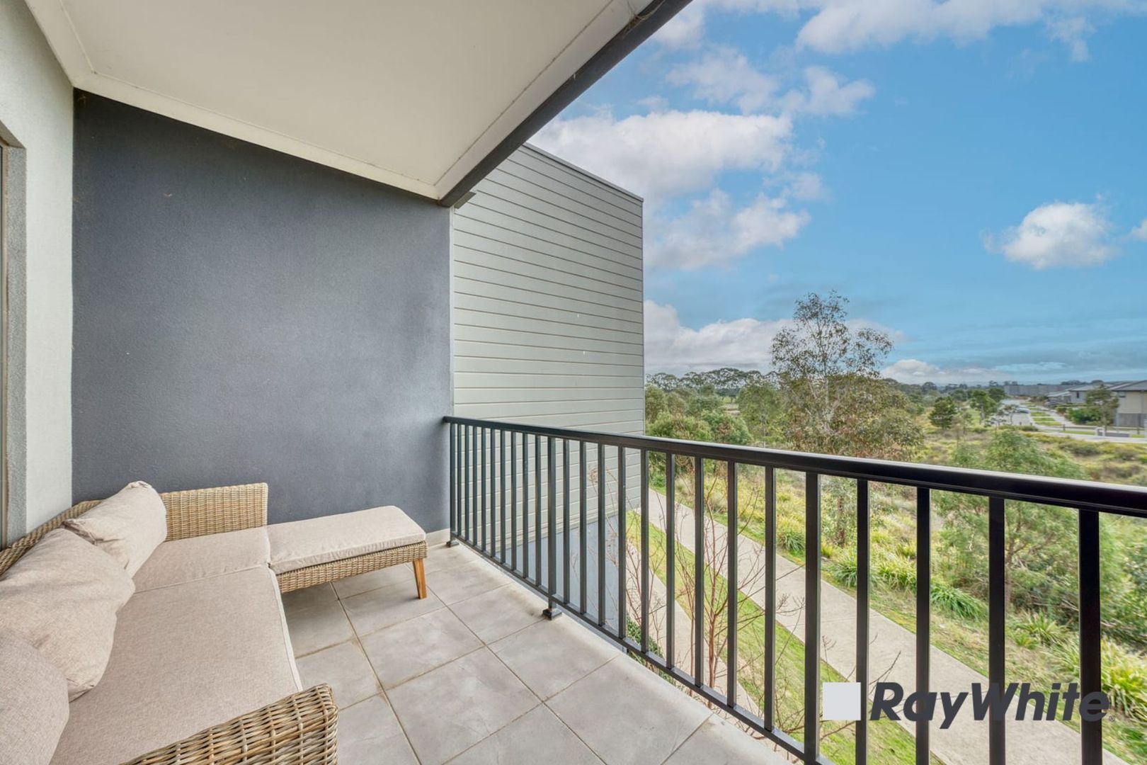 1 Hiddleston Court, Cranbourne West VIC 3977, Image 2