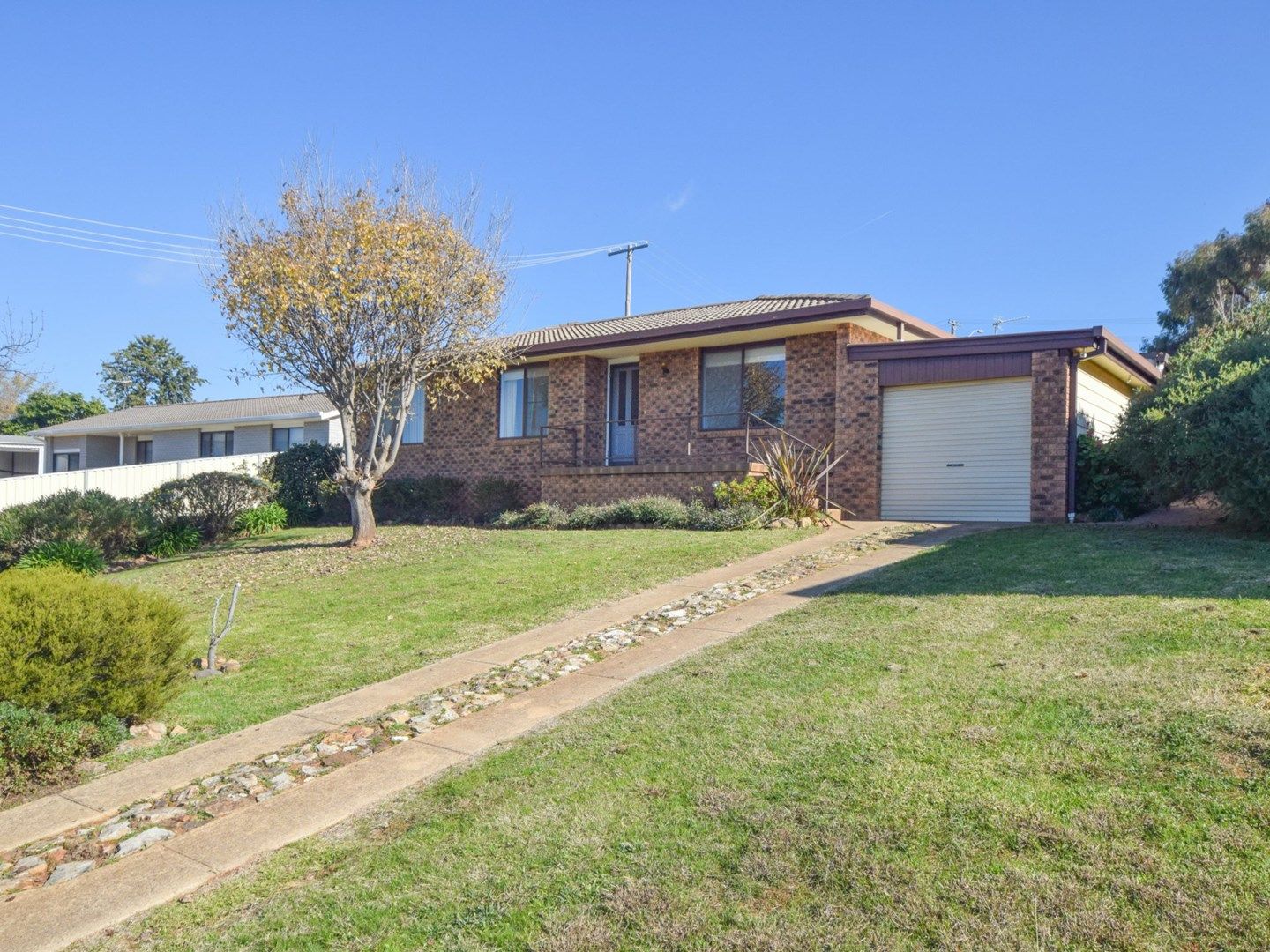 9 Charles Crescent, Young NSW 2594
