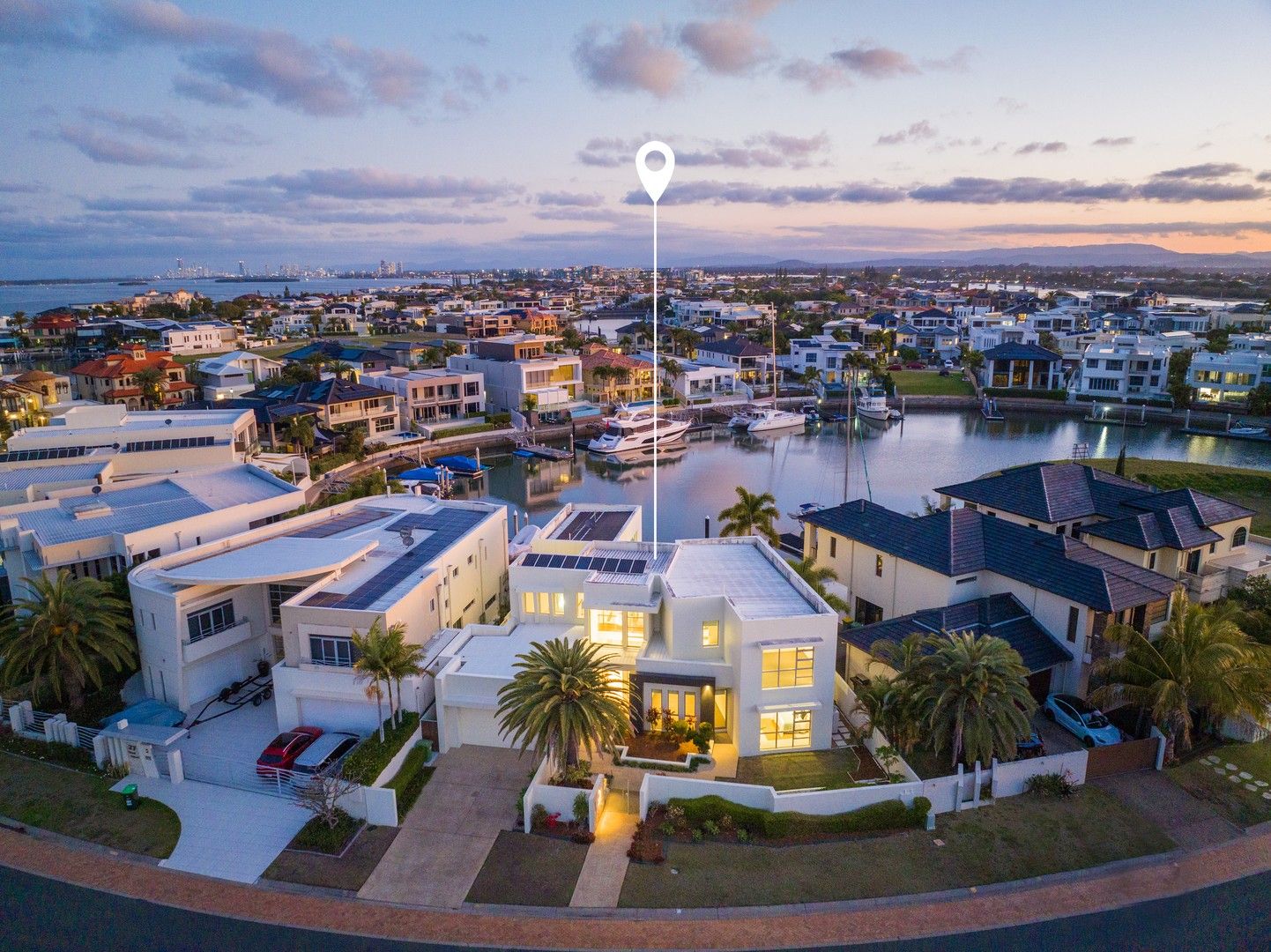 5 bedrooms House in 25 Royal Albert Crescent SOVEREIGN ISLANDS QLD, 4216