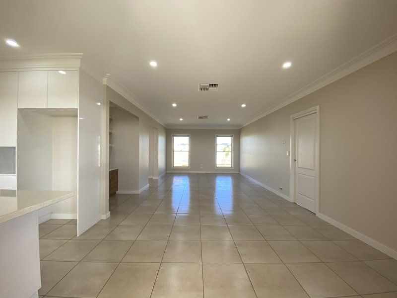72 Champagne Dr, Dubbo NSW 2830, Image 2