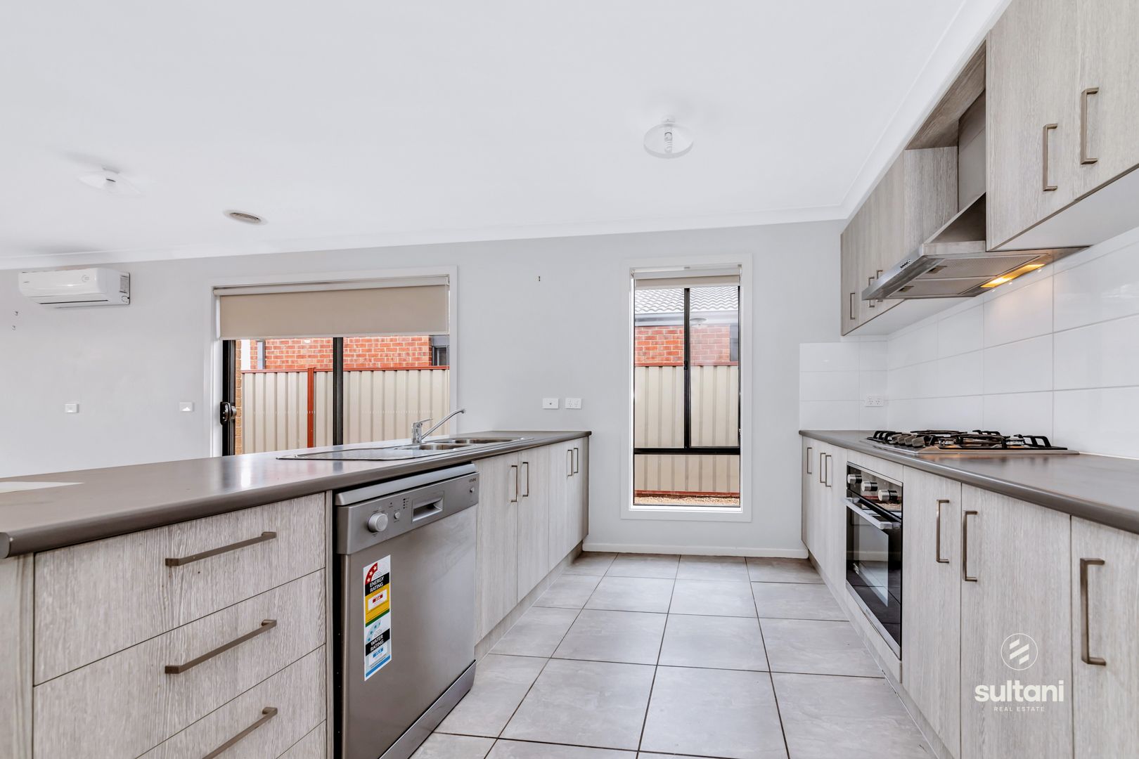 4 bedrooms House in 16 Cotton Field Way BROOKFIELD VIC, 3338