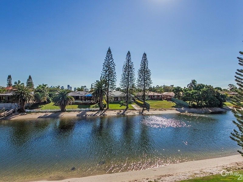 2/4 Orvieto Avenue, Mermaid Waters QLD 4218, Image 2