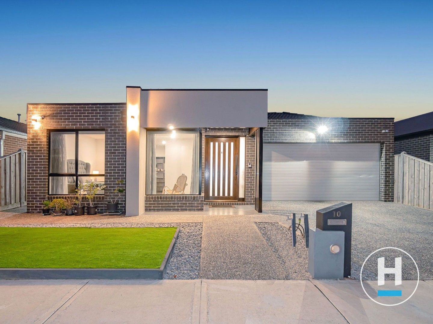 4 bedrooms House in 10 Shippagan Road MICKLEHAM VIC, 3064