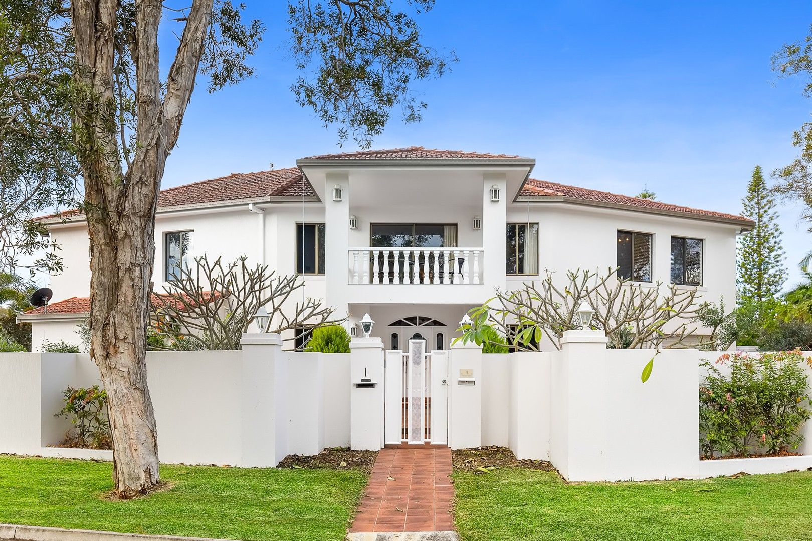 4 bedrooms House in 1 Marseille Court BUNDALL QLD, 4217