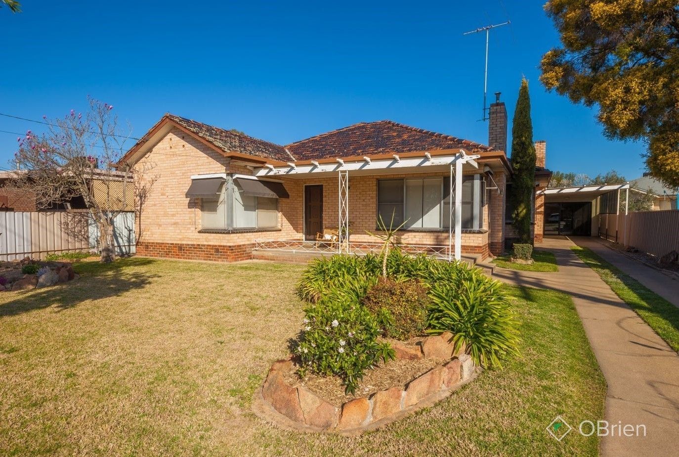 3 bedrooms House in 2 Caraselle  Avenue WANGARATTA SOUTH VIC, 3678