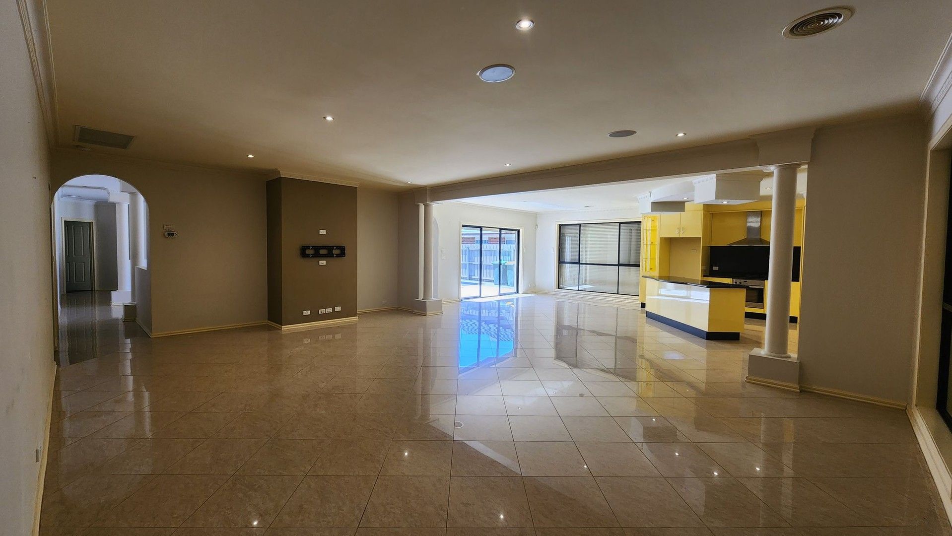 3 bedrooms House in 18 Kinnaird Court TAYLORS LAKES VIC, 3038