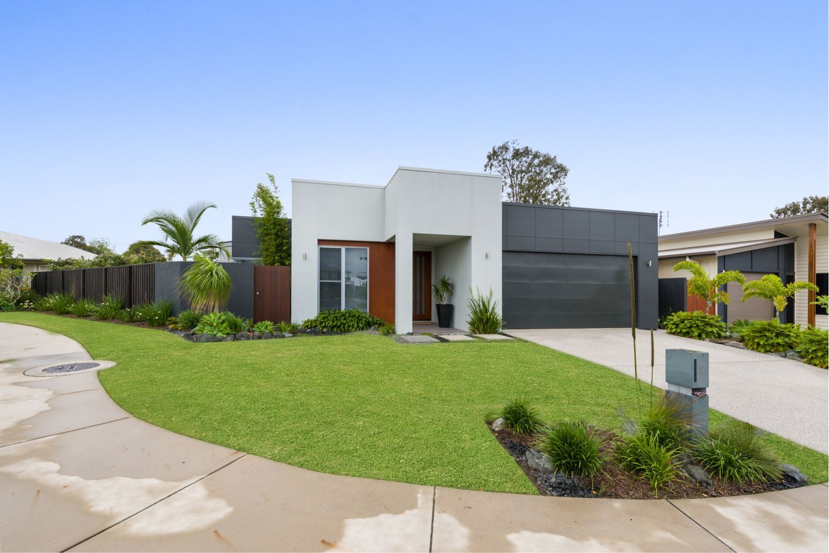 32 Calder Crescent, Mountain Creek Property History & Address