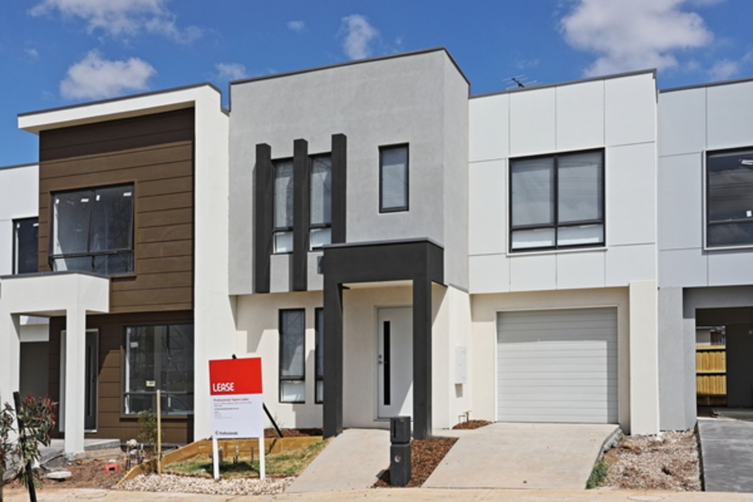 3 bedrooms Townhouse in 20 Merindah Boulevard DEANSIDE VIC, 3336