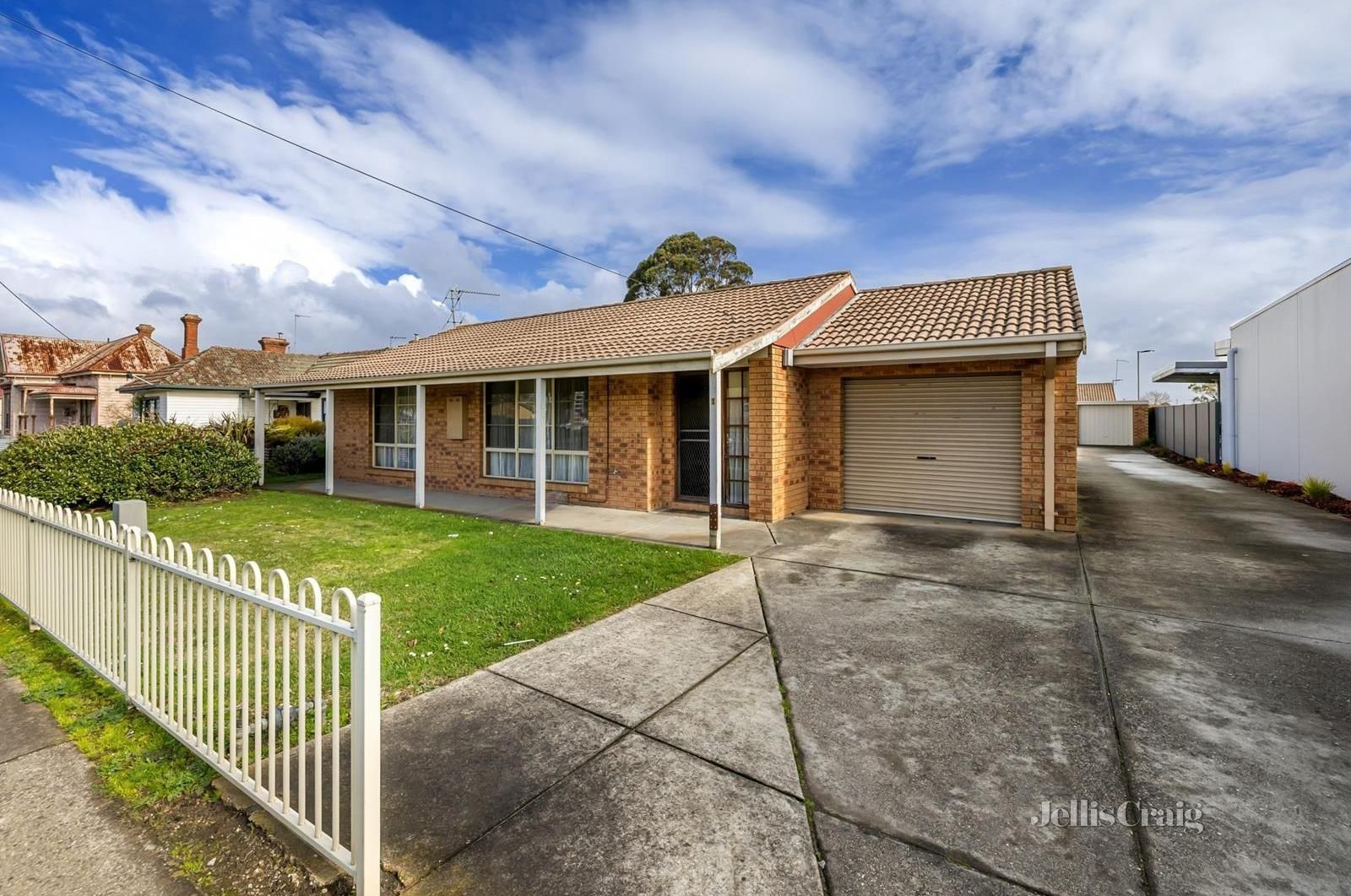 2 bedrooms Apartment / Unit / Flat in 1/118 Albert Street SEBASTOPOL VIC, 3356
