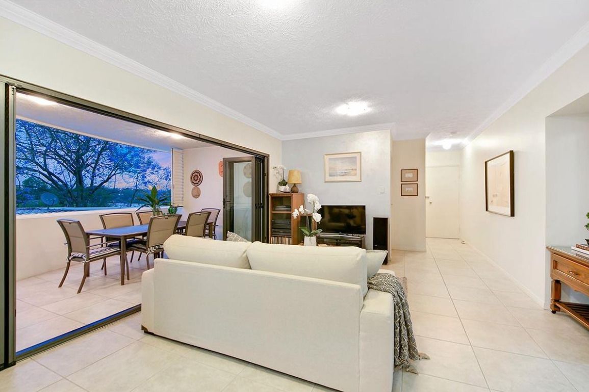 3 bedrooms Apartment / Unit / Flat in 2/52 Foxton Street INDOOROOPILLY QLD, 4068
