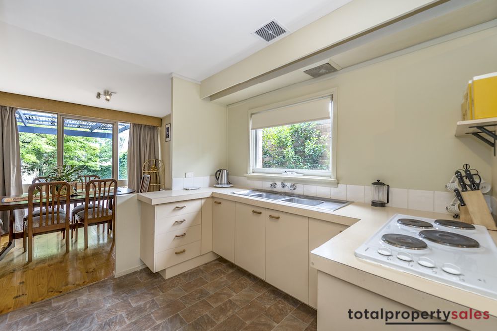 2 Barnet Close, Phillip ACT 2606, Image 2