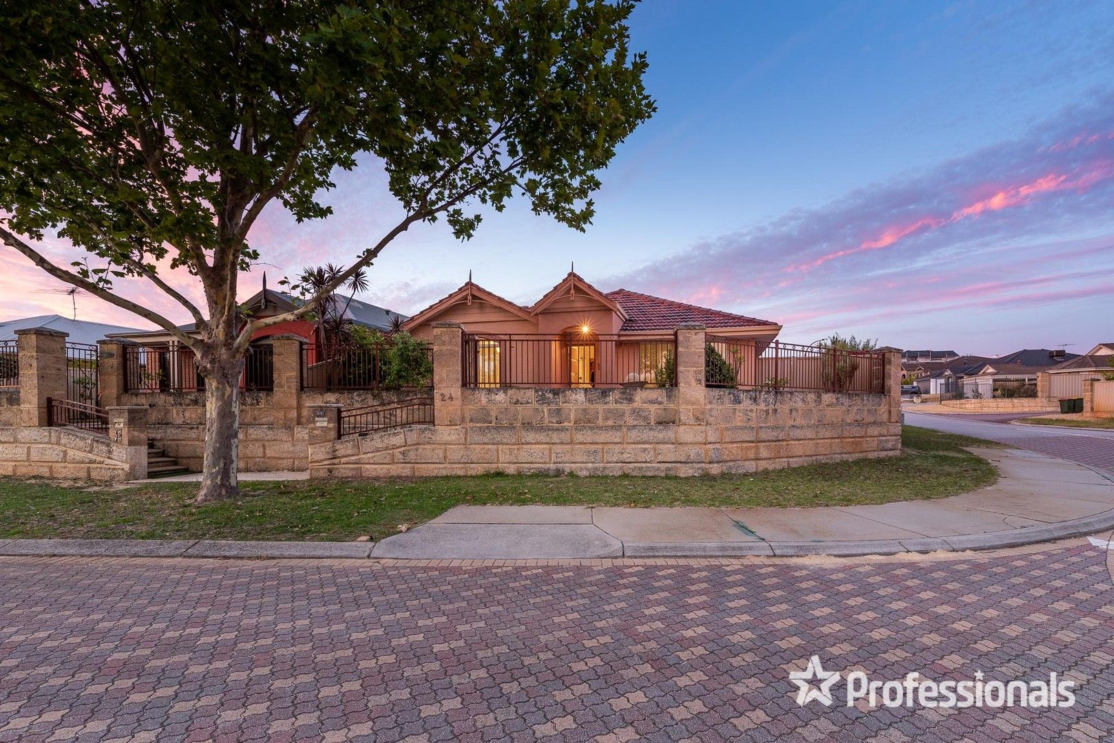 4 bedrooms House in 24 Waterford Parade DARCH WA, 6065