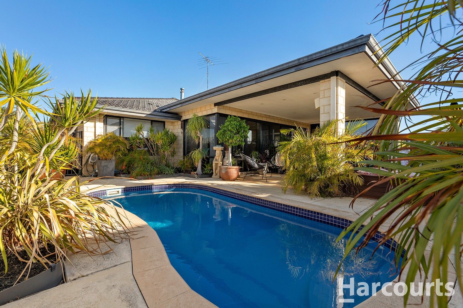 4 bedrooms House in 13 Waratah Circle HALLS HEAD WA, 6210