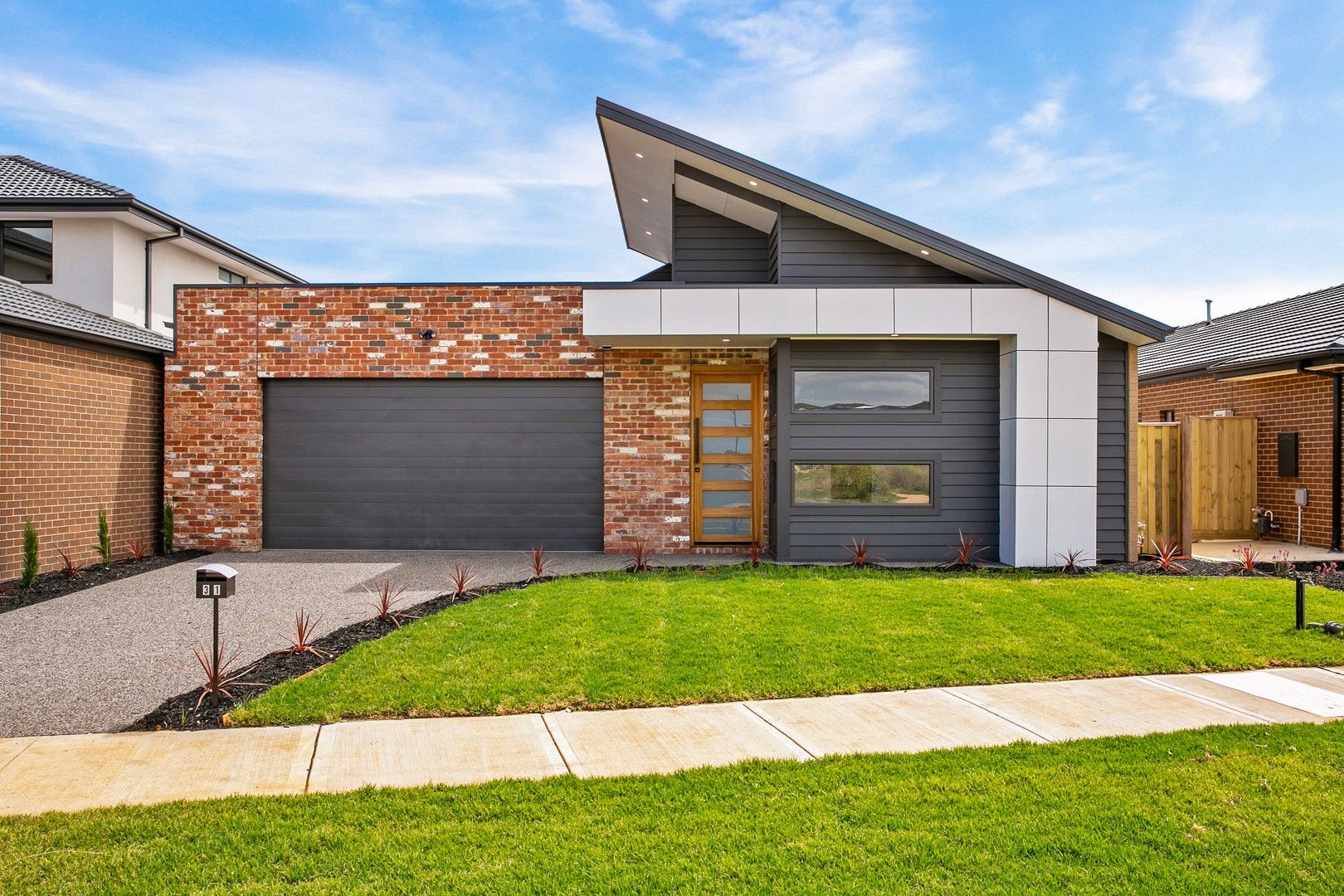 4 bedrooms House in 31 Whitecross Drive THORNHILL PARK VIC, 3335