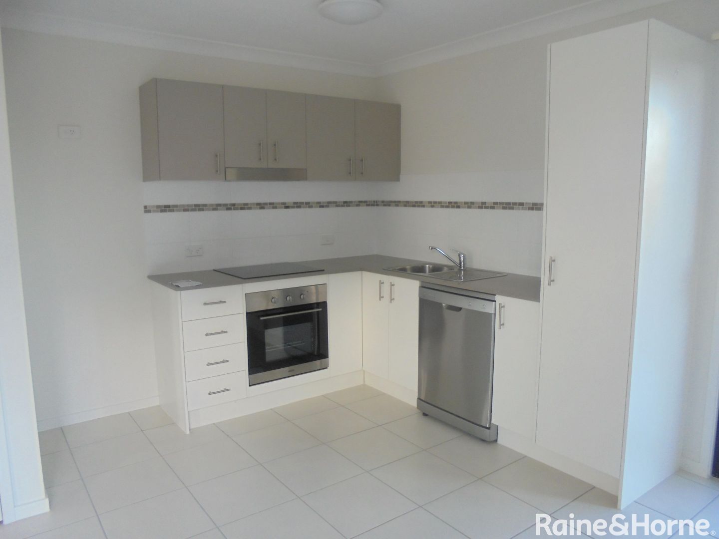 2/13 Pendragon Street, Raceview QLD 4305, Image 1