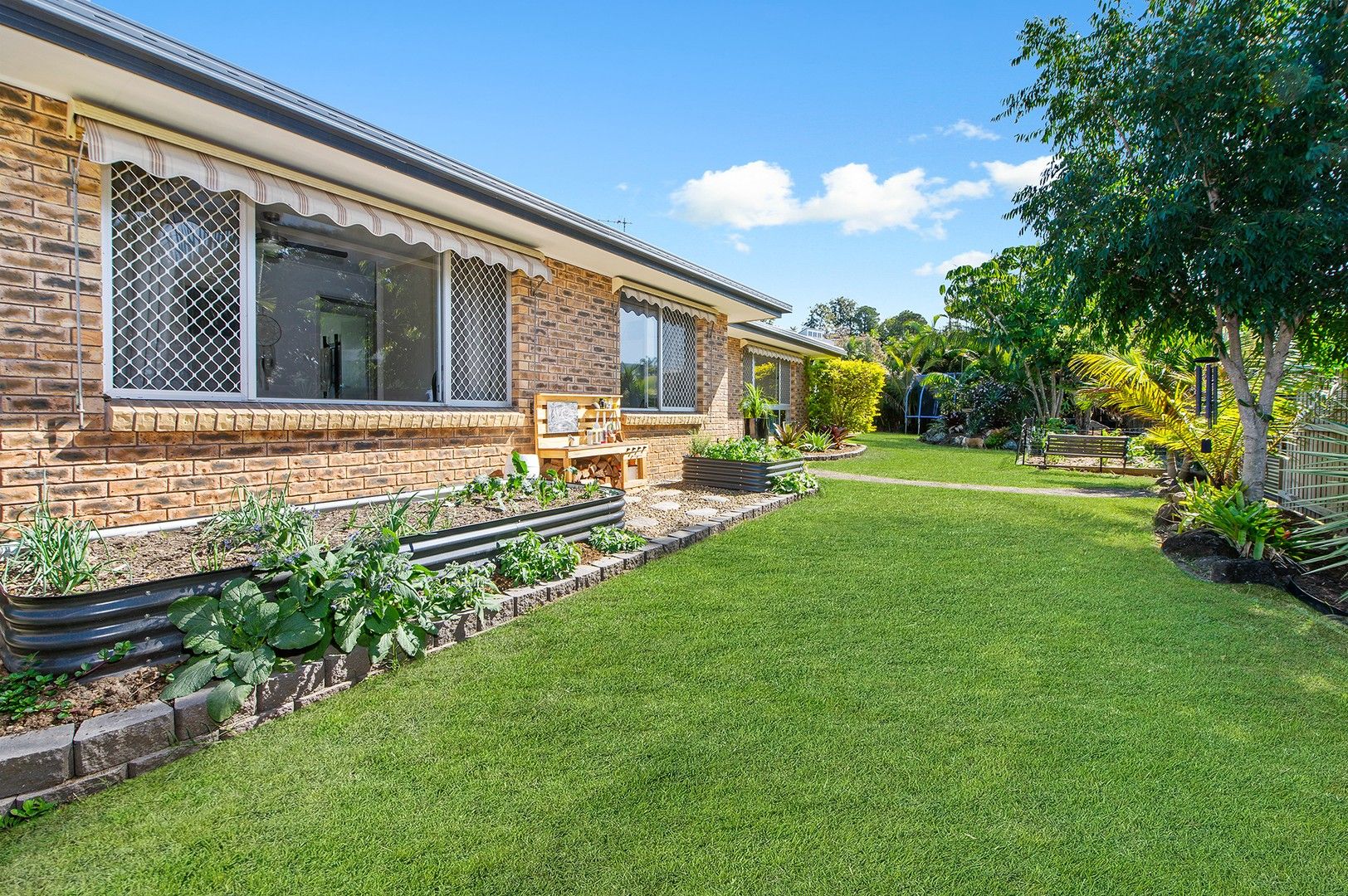 4 bedrooms House in 94 K P Mcgrath Drive ELANORA QLD, 4221