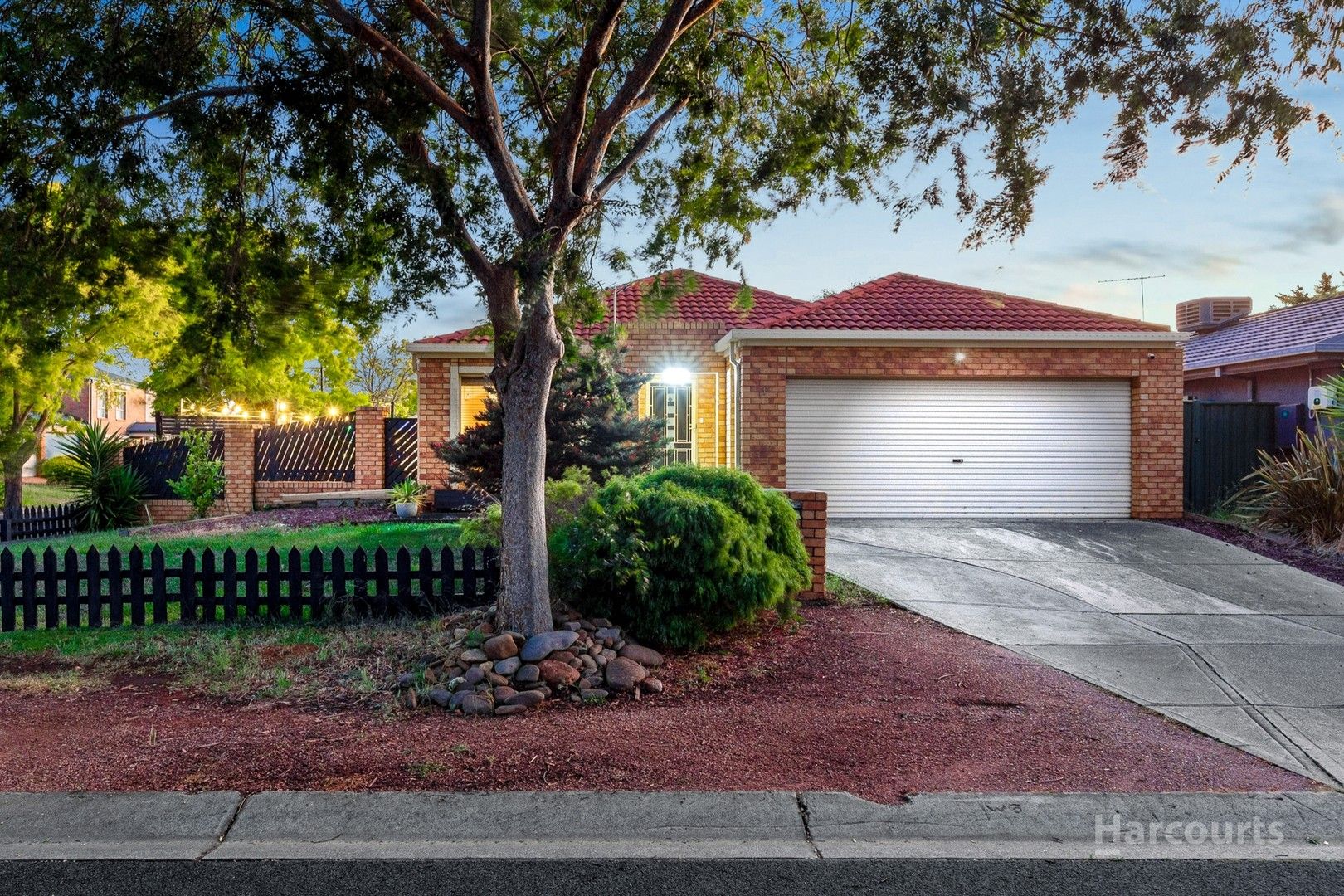 4 bedrooms House in 1 Forsyth Close BURNSIDE VIC, 3023