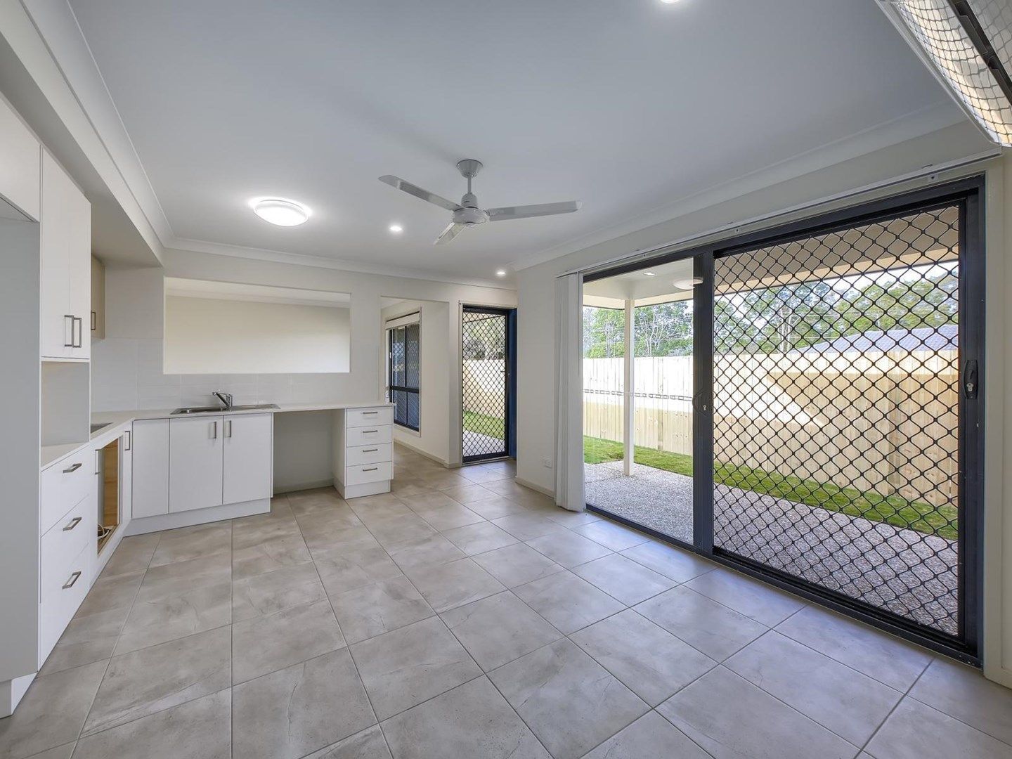 2/11 Simpson Street, Collingwood Park QLD 4301, Image 0