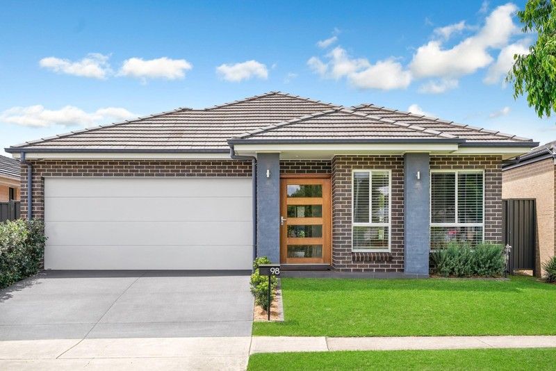 4 bedrooms House in 98 Jubilee Drive JORDAN SPRINGS NSW, 2747