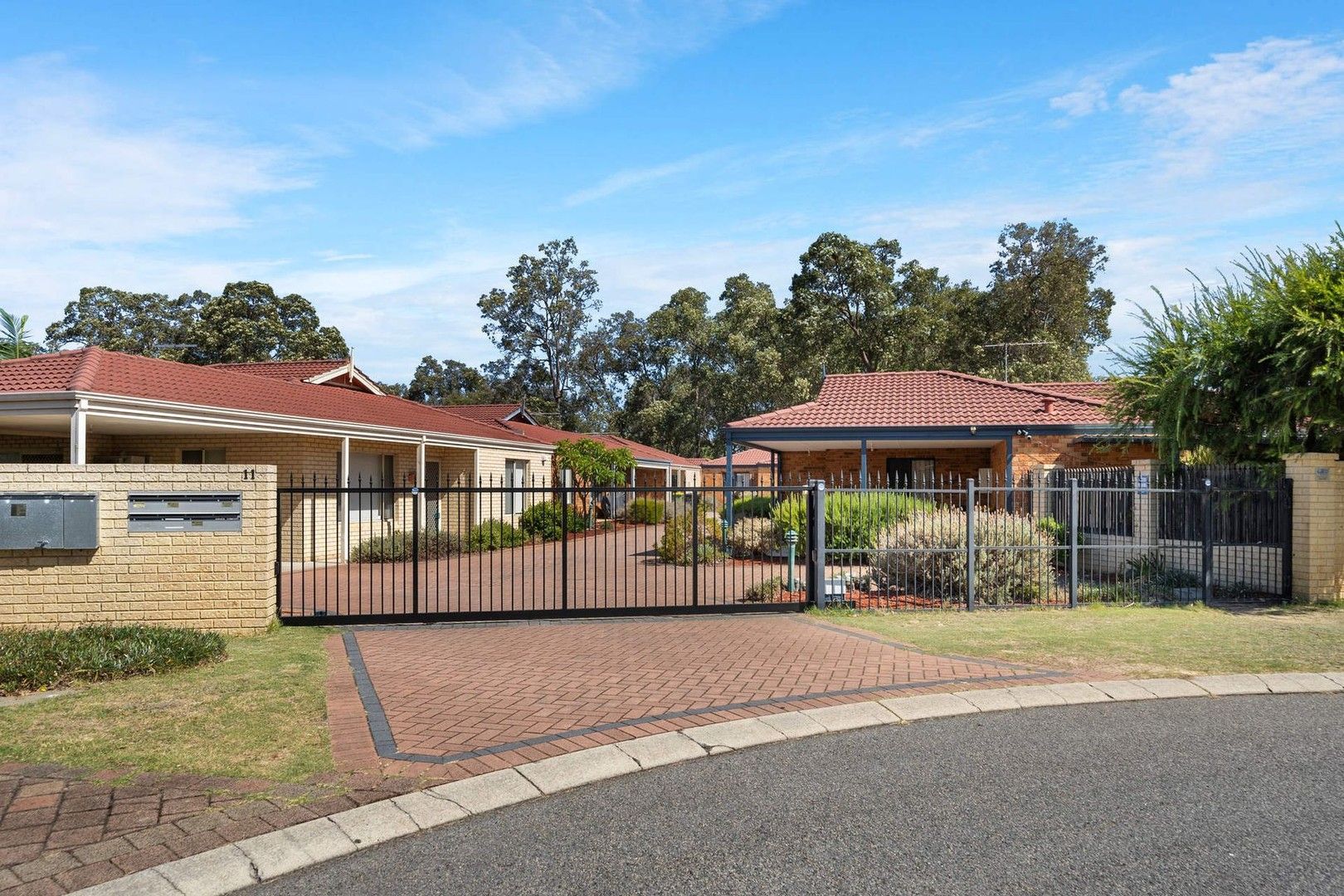 3 bedrooms House in 2/11 Exmouth Place THORNLIE WA, 6108