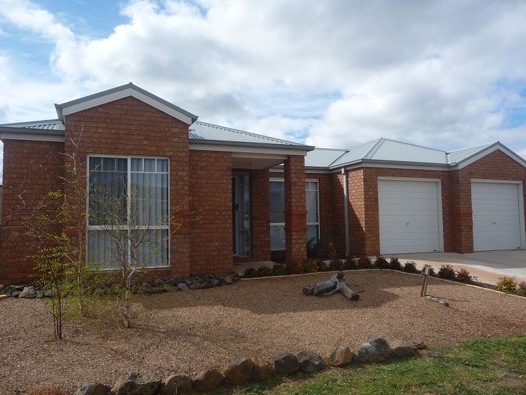 4 bedrooms House in 8 Geraldine Ct MELTON VIC, 3337