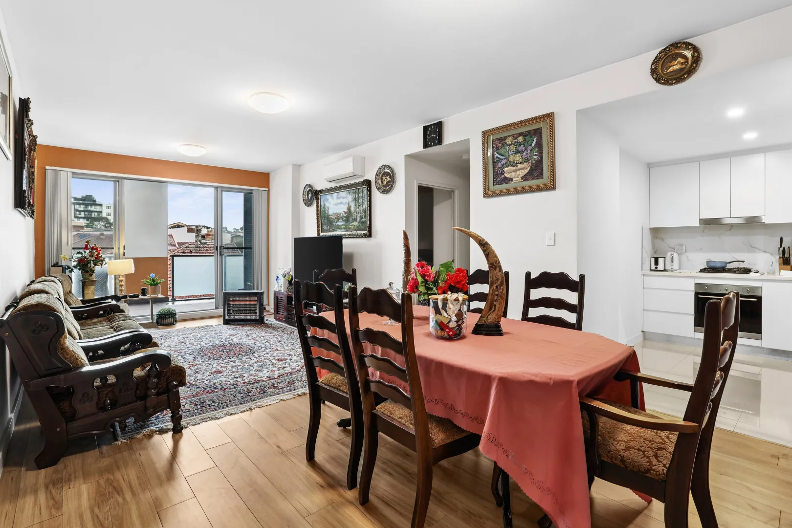 Modern Oversized Apartment with 135sqm on Title, Walk to Belmore Station - Widok 4