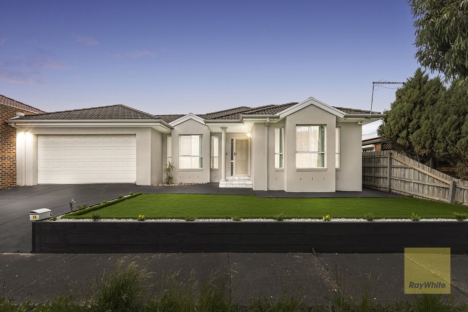 4 bedrooms House in 15 Rafter Drive ST ALBANS VIC, 3021