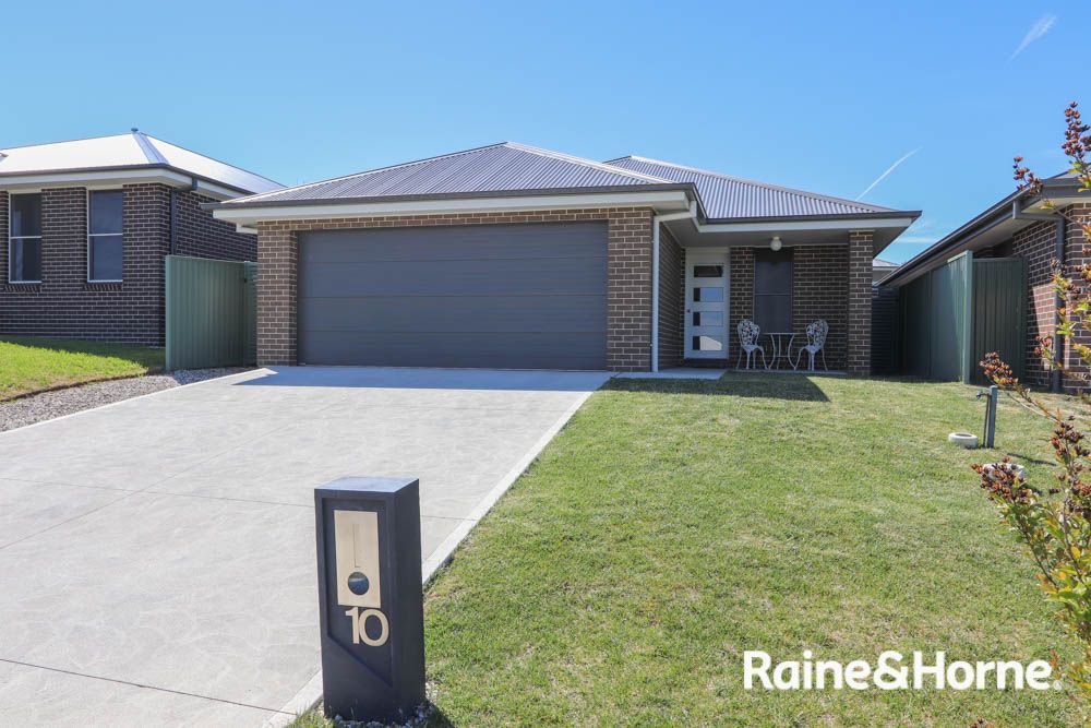 4 bedrooms House in 10 Grimes Street WINDRADYNE NSW, 2795