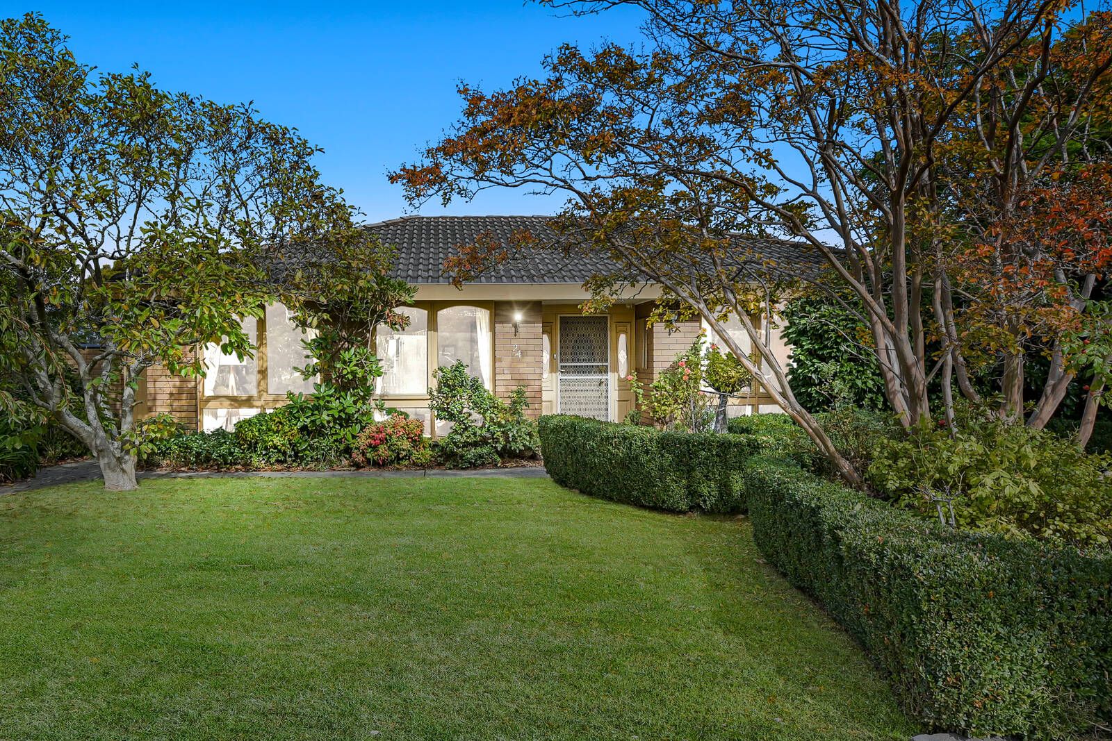 3 bedrooms House in 24 Earlwood Drive WHEELERS HILL VIC, 3150