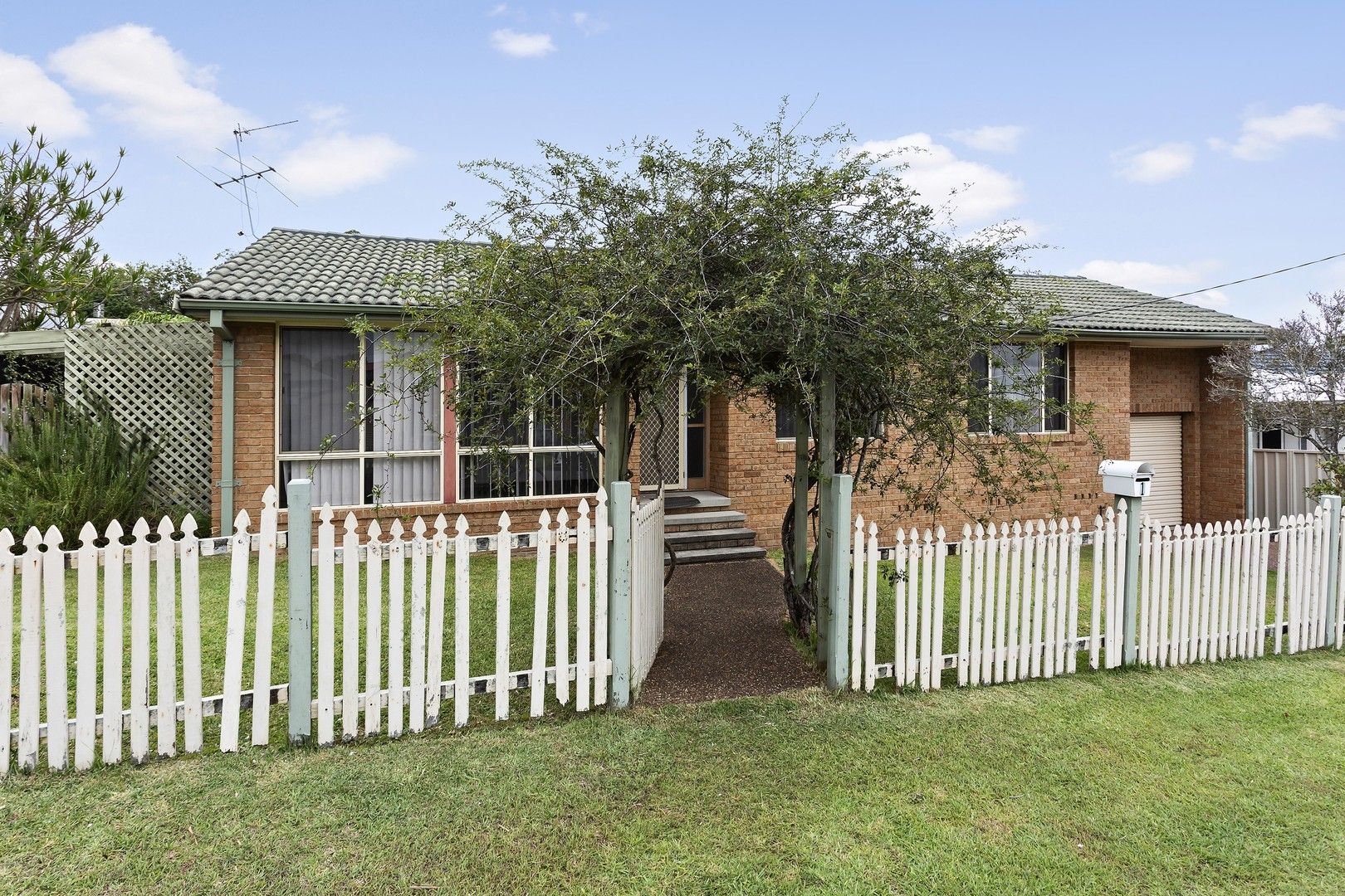 3 bedrooms House in 1 Vicki Street CHARLESTOWN NSW, 2290