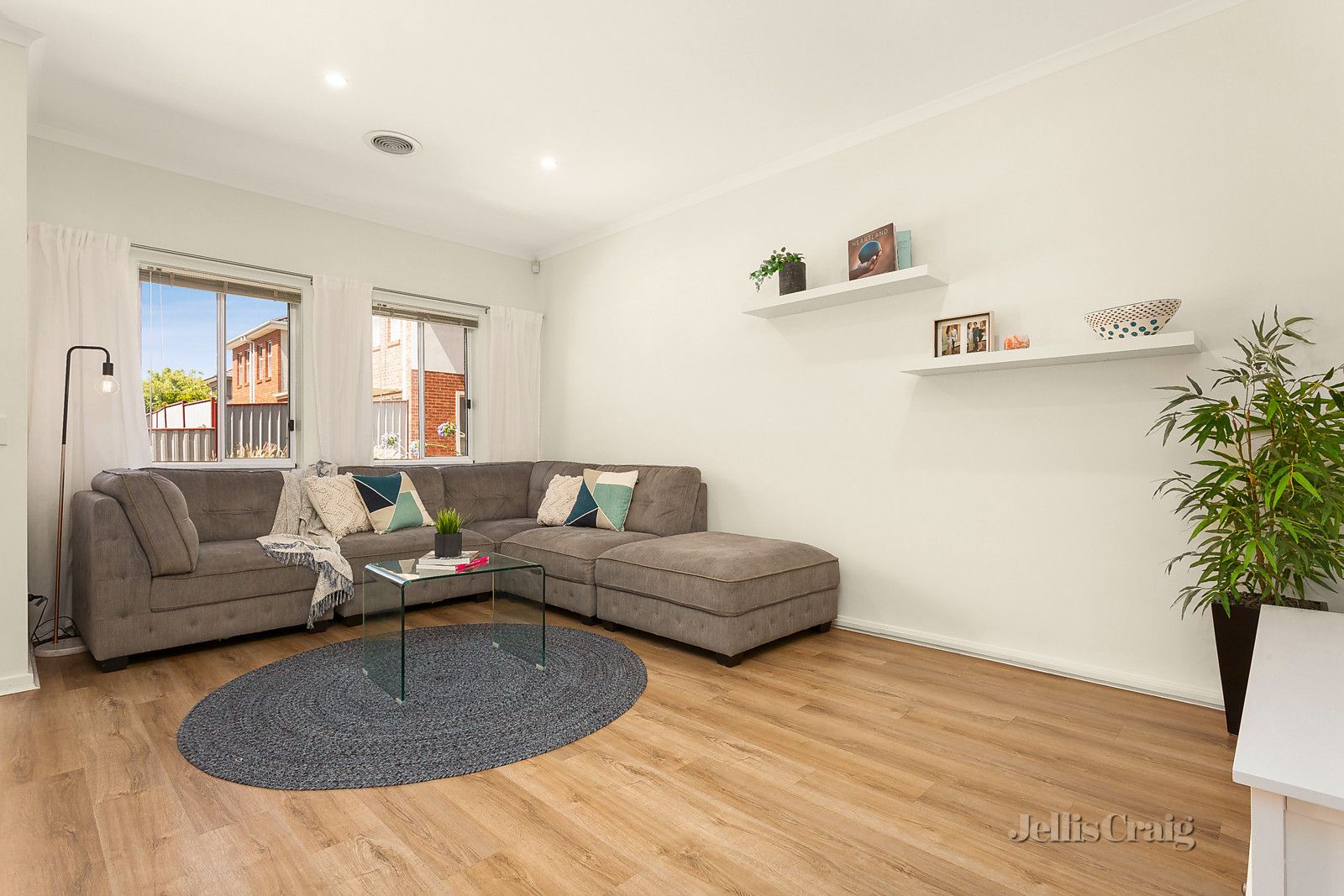 8 Balerno Circle, Gowanbrae VIC 3043, Image 2