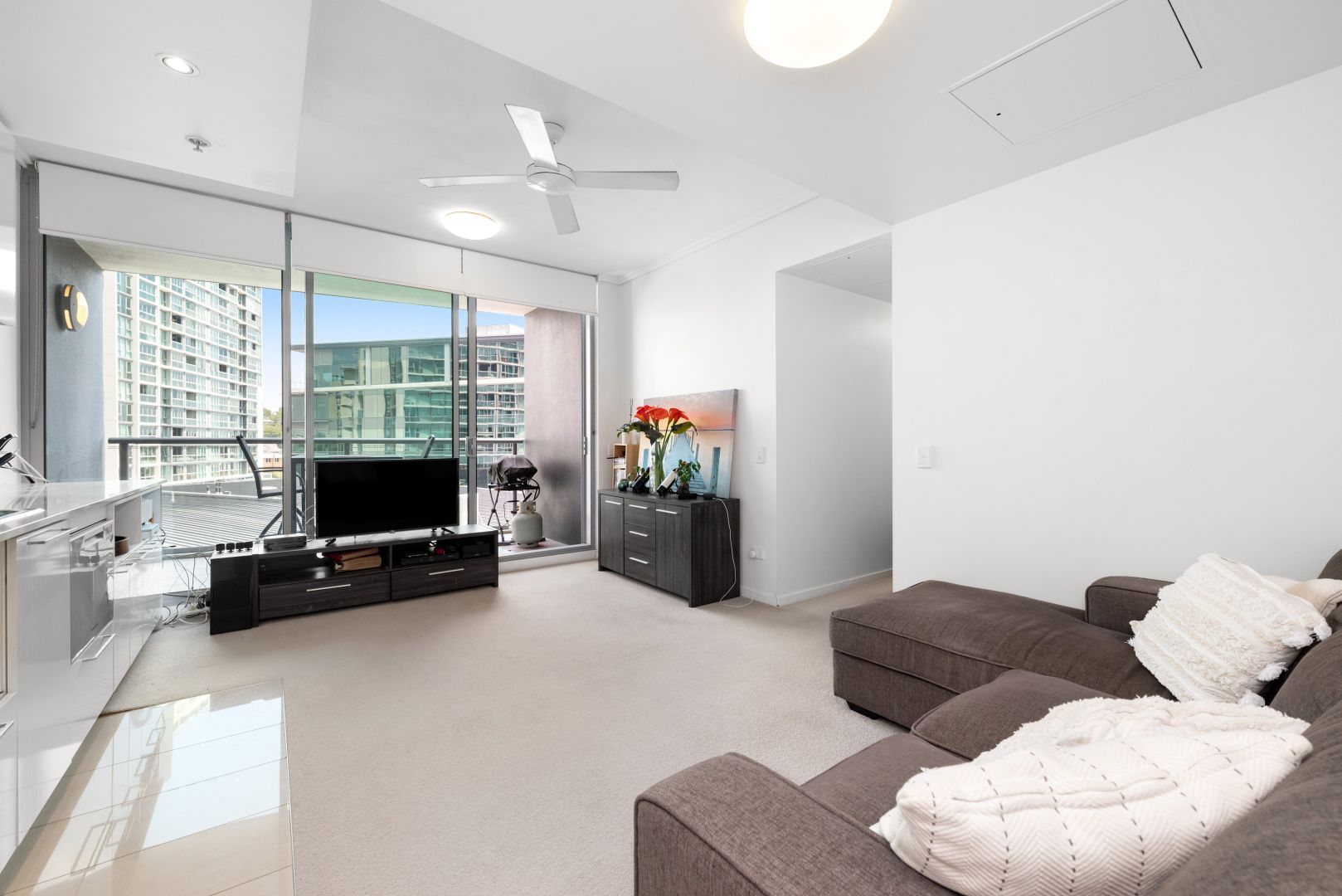 20403/8 Harbour Road, Hamilton QLD 4007, Image 2