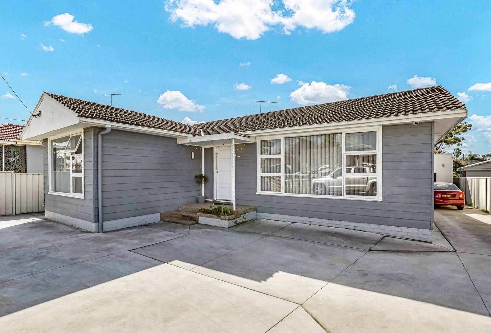 3 bedrooms House in 559 The Horsley Drive SMITHFIELD NSW, 2164