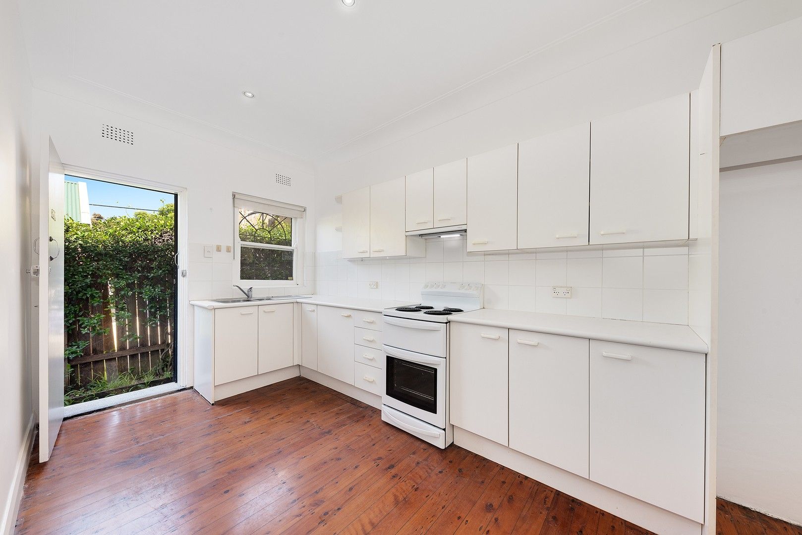 1 bedrooms Apartment / Unit / Flat in 89A Edinburgh Road CASTLECRAG NSW, 2068