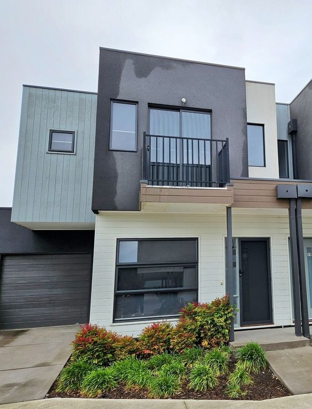 3 bedrooms Townhouse in 28 Cassius Circuit CRANBOURNE NORTH VIC, 3977