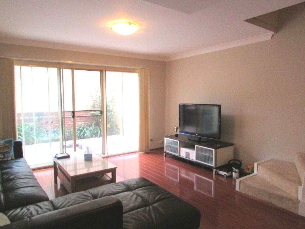 2 bedrooms Townhouse in 9/15 HARROW ROAD BEXLEY NSW, 2207