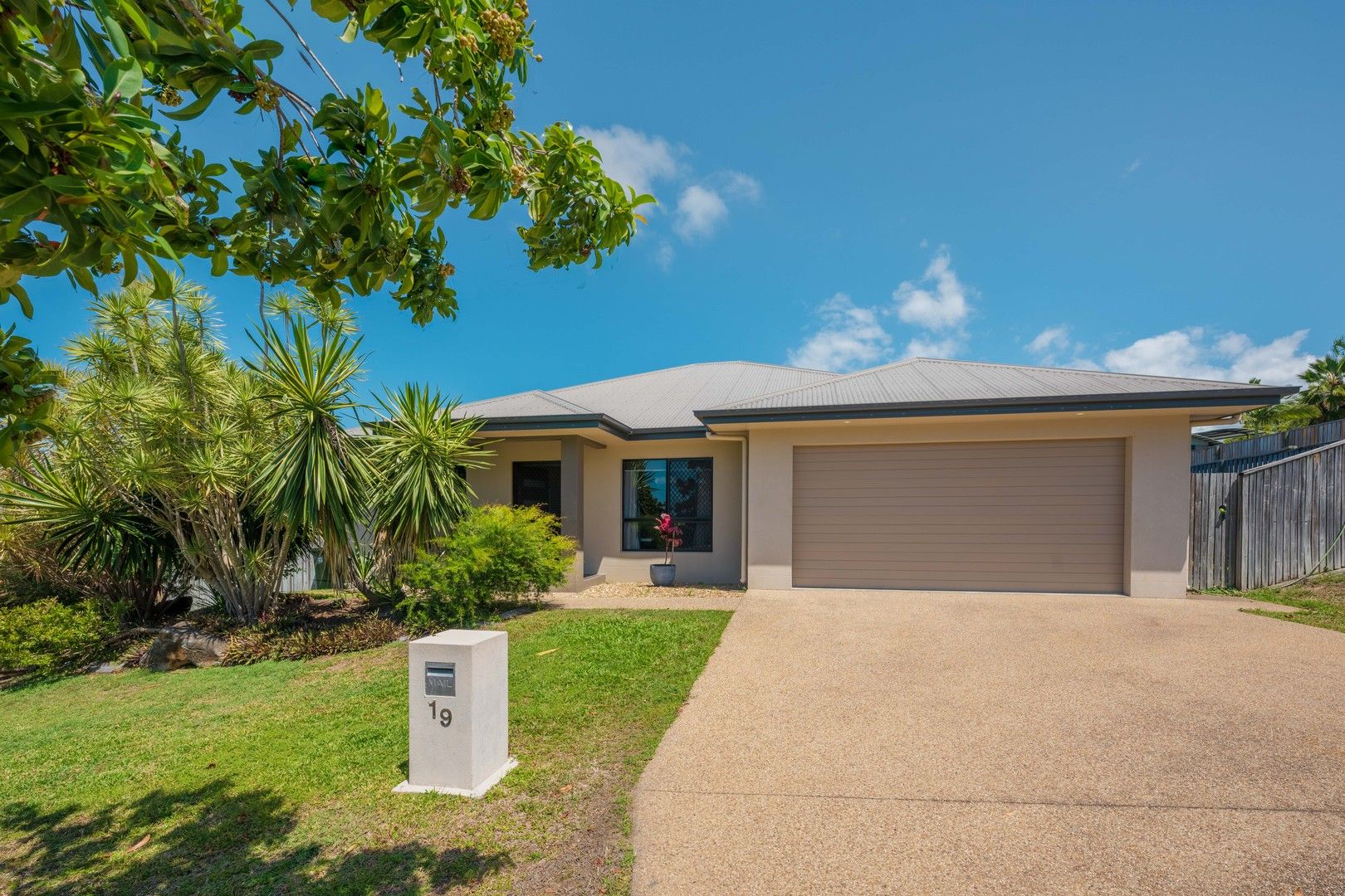 4 bedrooms House in 19 Baxendell Place BUSHLAND BEACH QLD, 4818