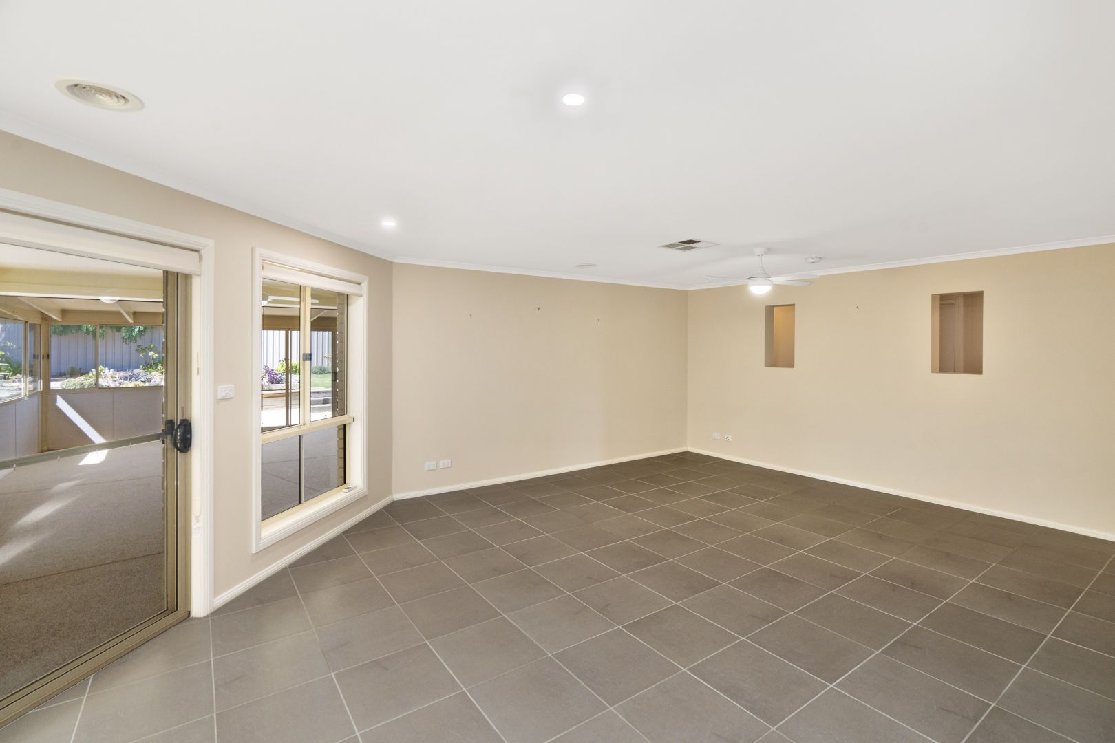 7 Birri Place, Glenfield Park NSW 2650, Image 2