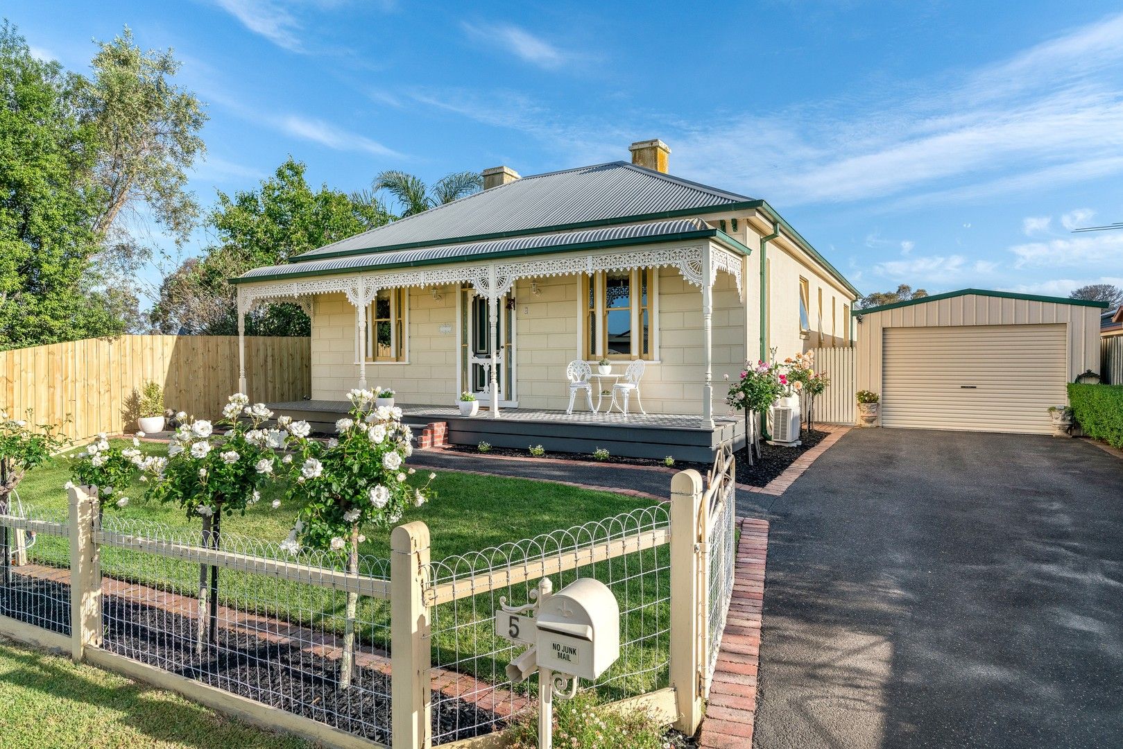 3 bedrooms House in 5 Laurenten Court LANGWARRIN VIC, 3910