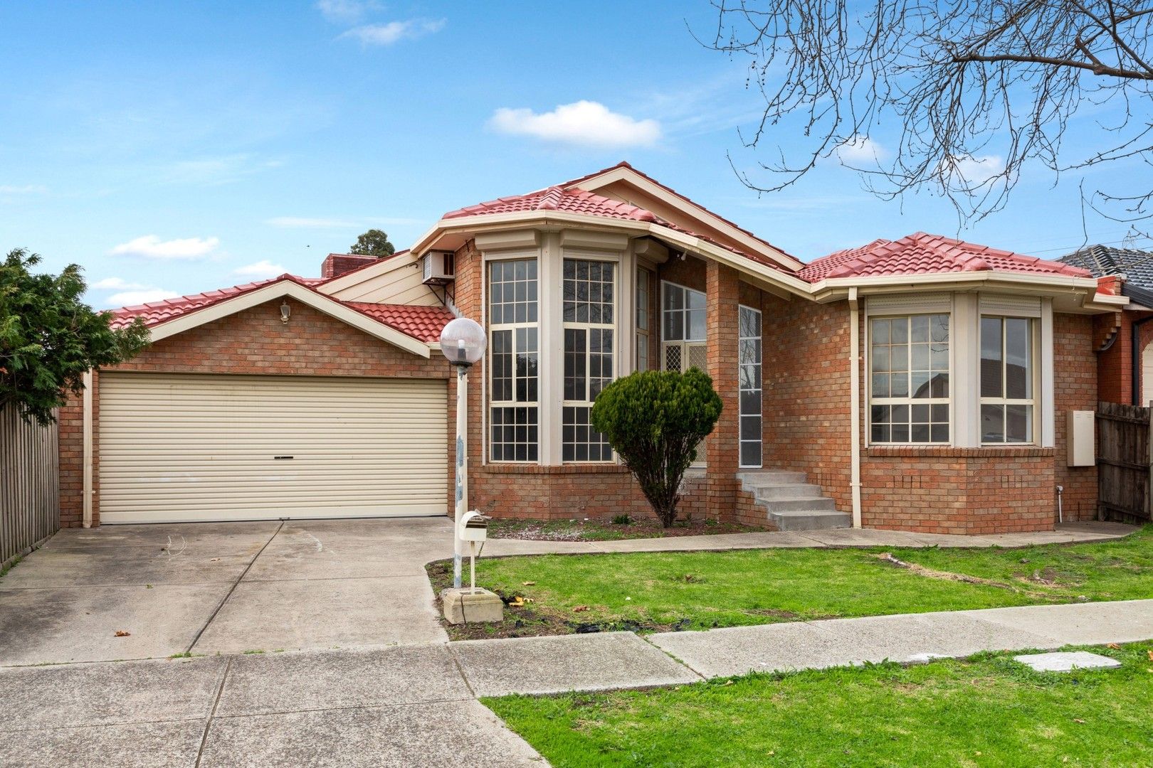 3 bedrooms House in 127 Moonstone Circuit ST ALBANS VIC, 3021