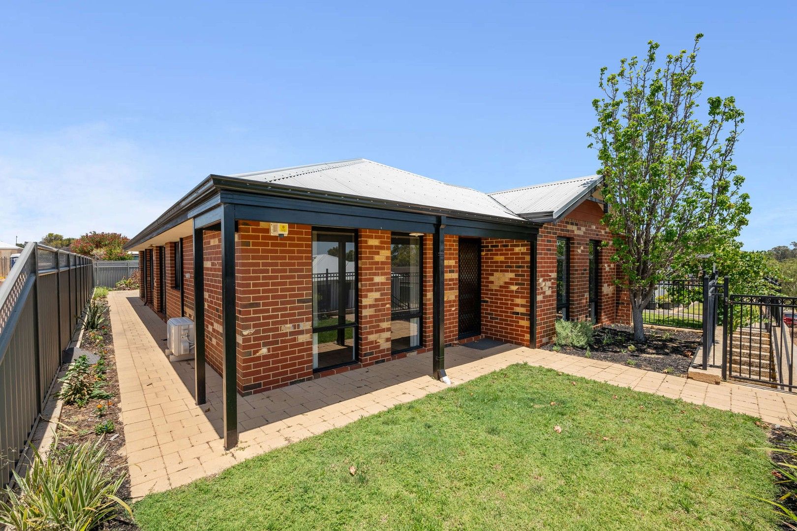 4 bedrooms House in 3 Petworth Street WELLARD WA, 6170