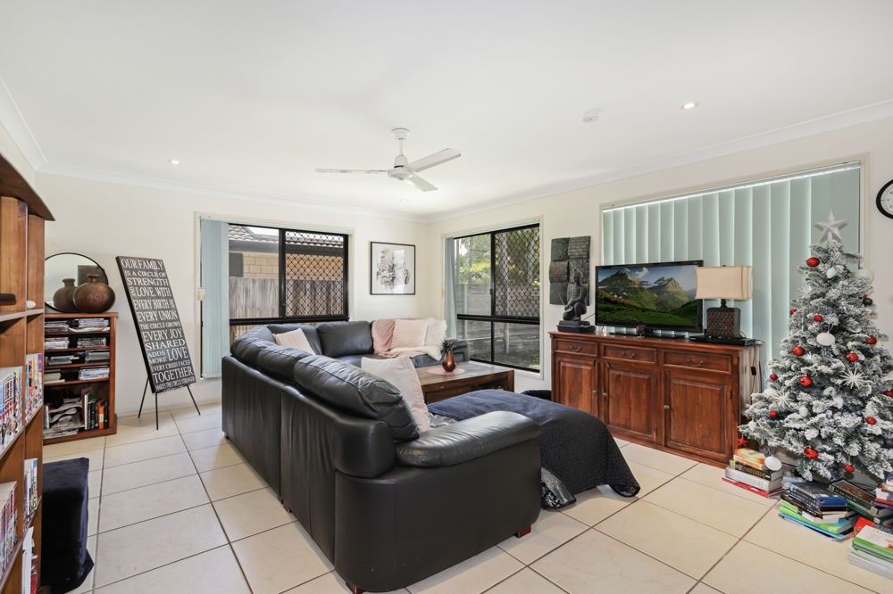 32 Gallery Place, Little Mountain QLD 4551, Image 2