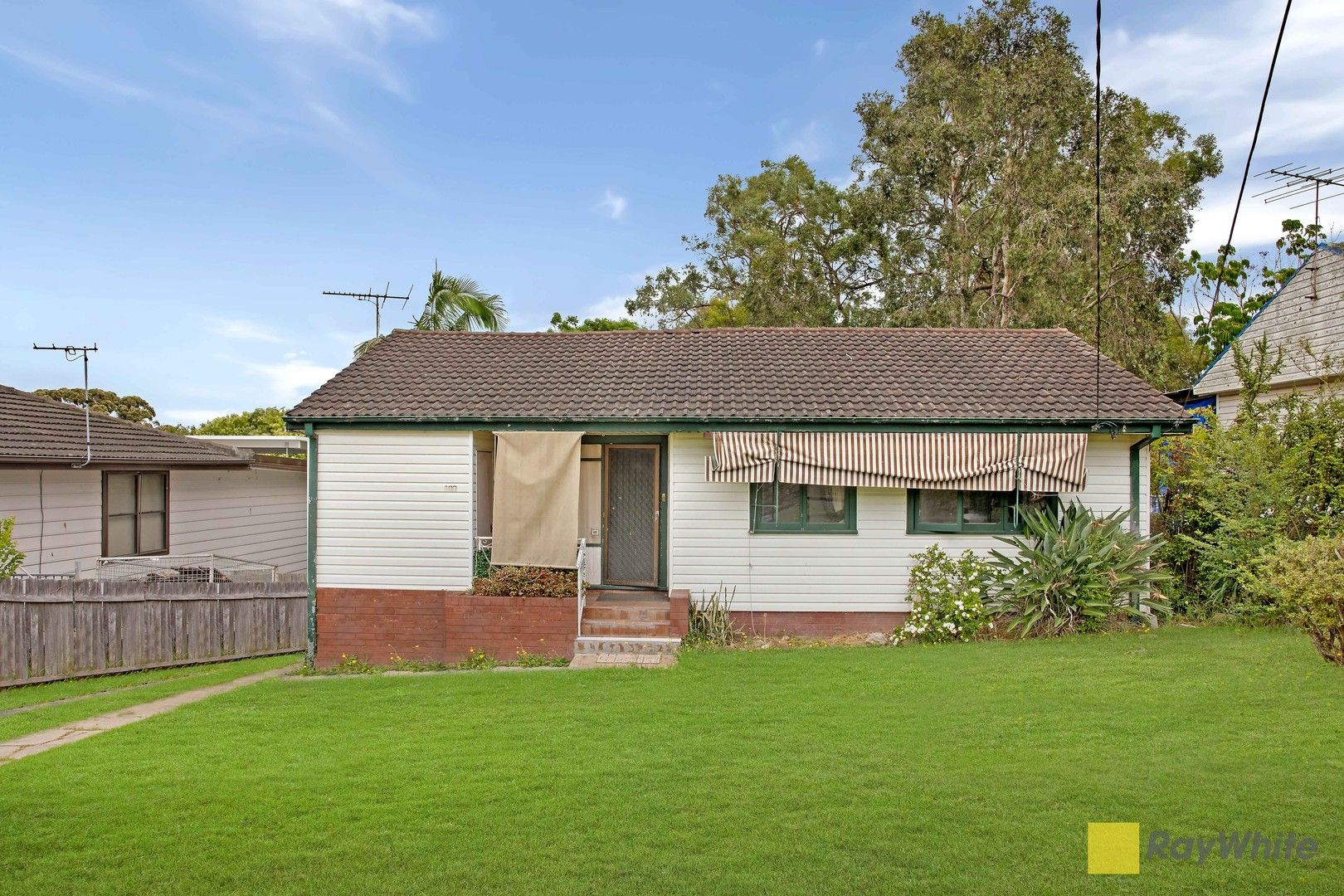3 bedrooms House in 100 Solander Road SEVEN HILLS NSW, 2147