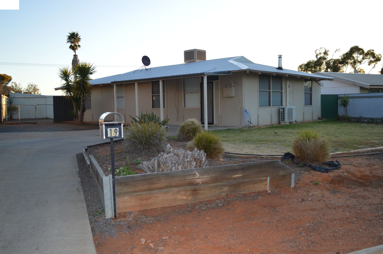 4 bedrooms House in 19 Saltbush Road KAMBALDA WEST WA, 6442