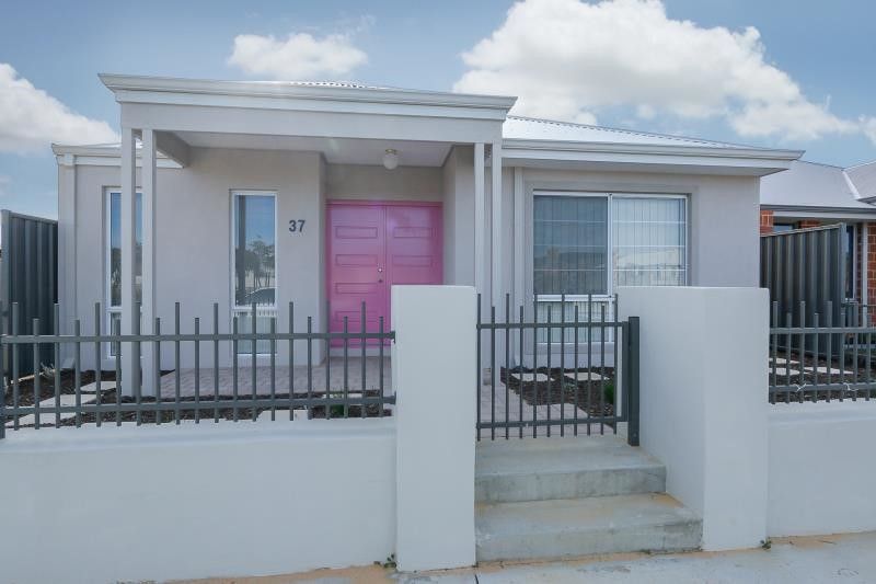 4 bedrooms House in 37 Benson Loop ALKIMOS WA, 6038