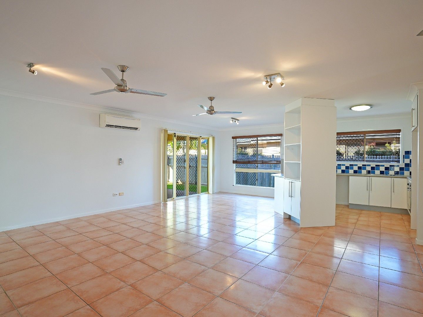 4 bedrooms House in 2 Ella Court MOUNT LOUISA QLD, 4814